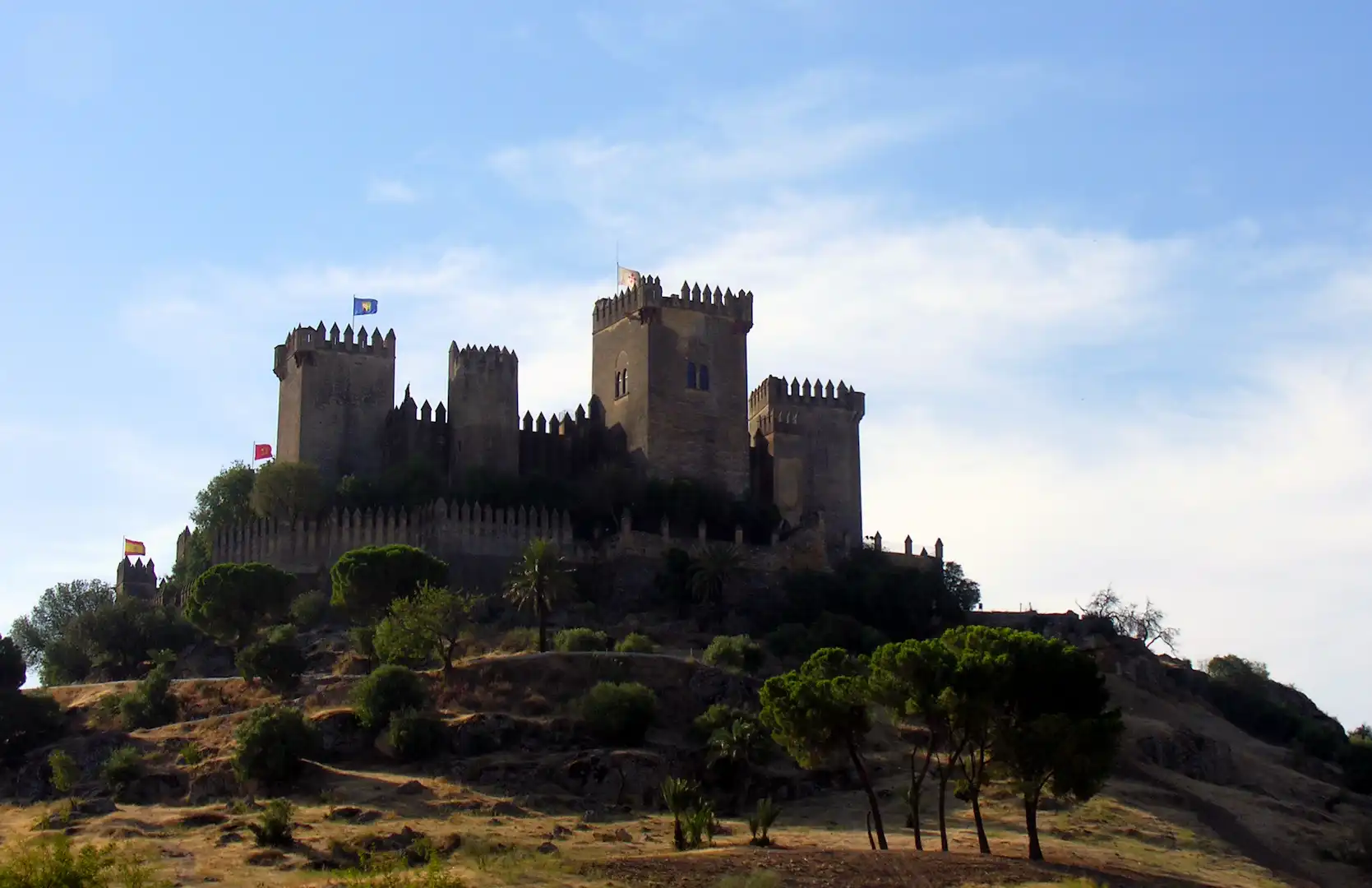 Castillo medieval sobre colina en Almodóvar del Río.