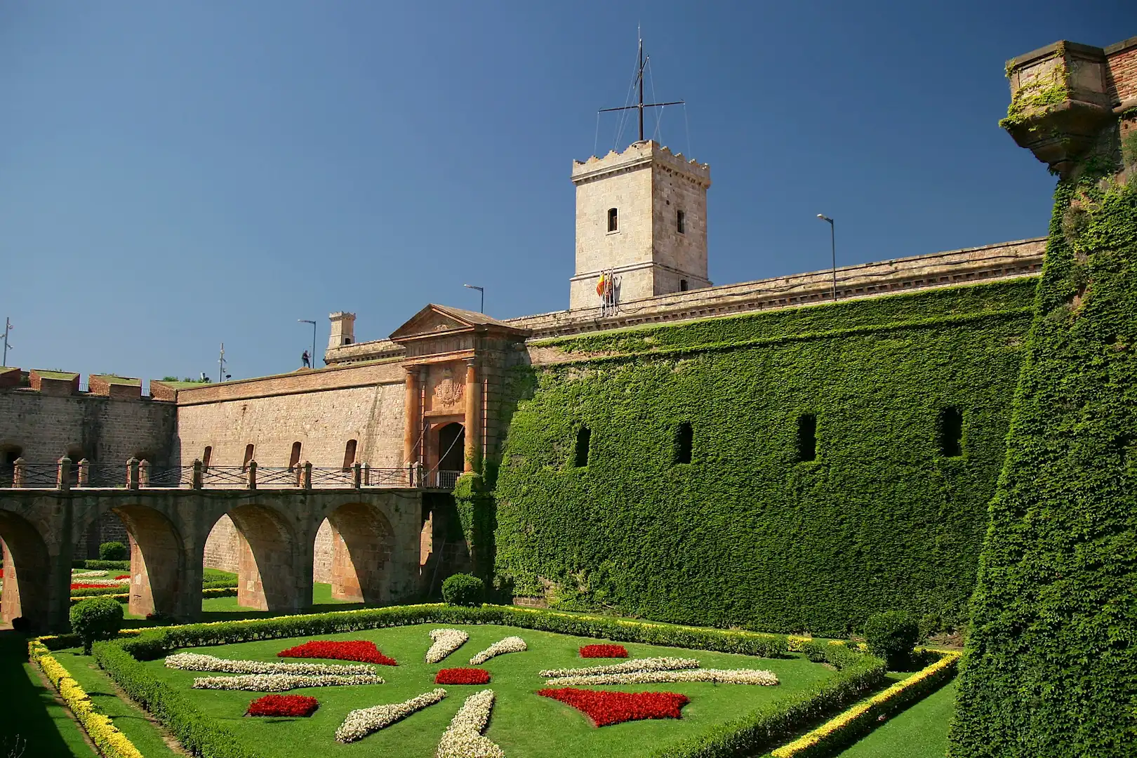 Fortaleza con jardines simétricos en Barcelona.