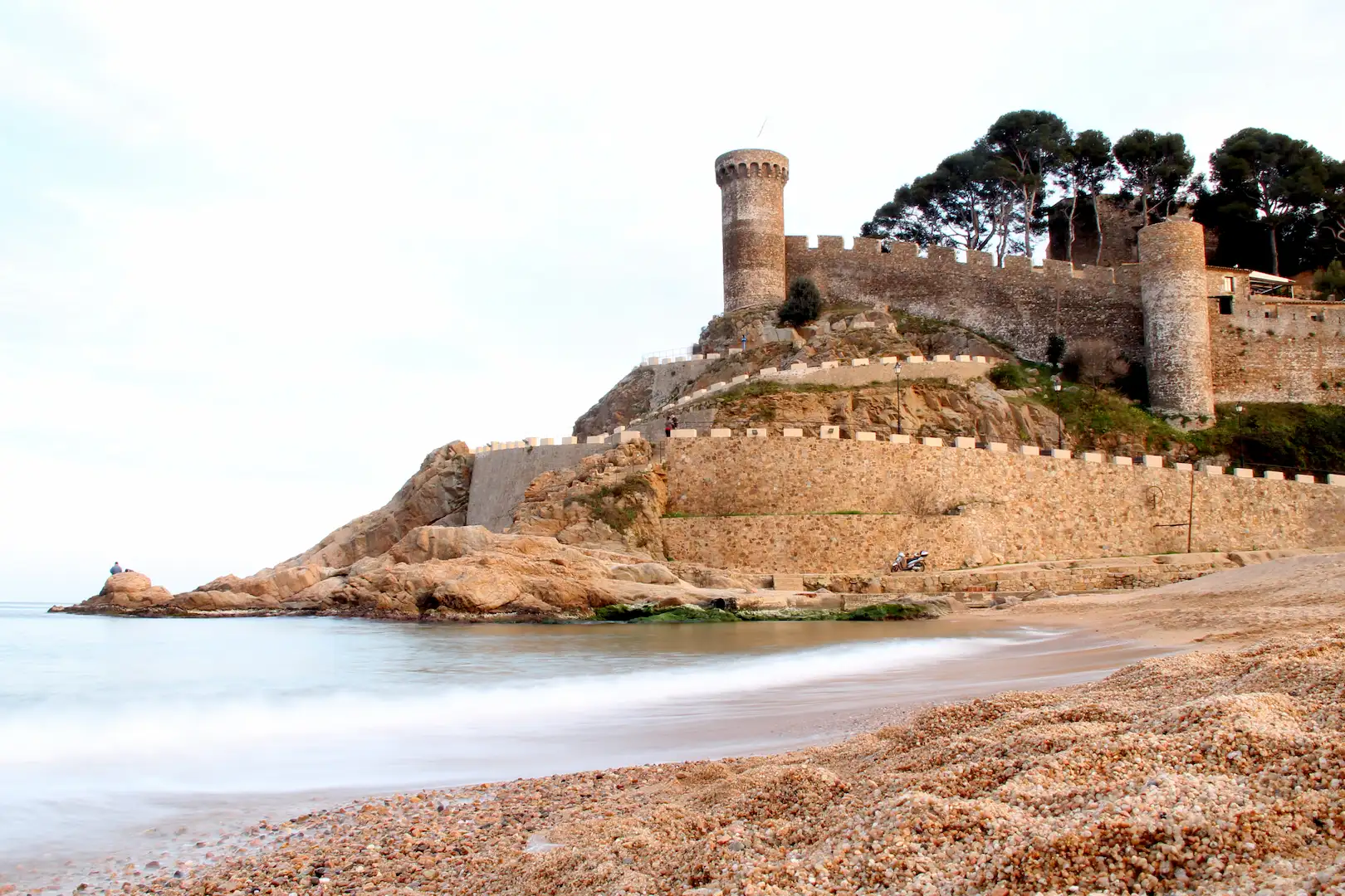 Castillo sobre la playa de Tossa de Mar.
