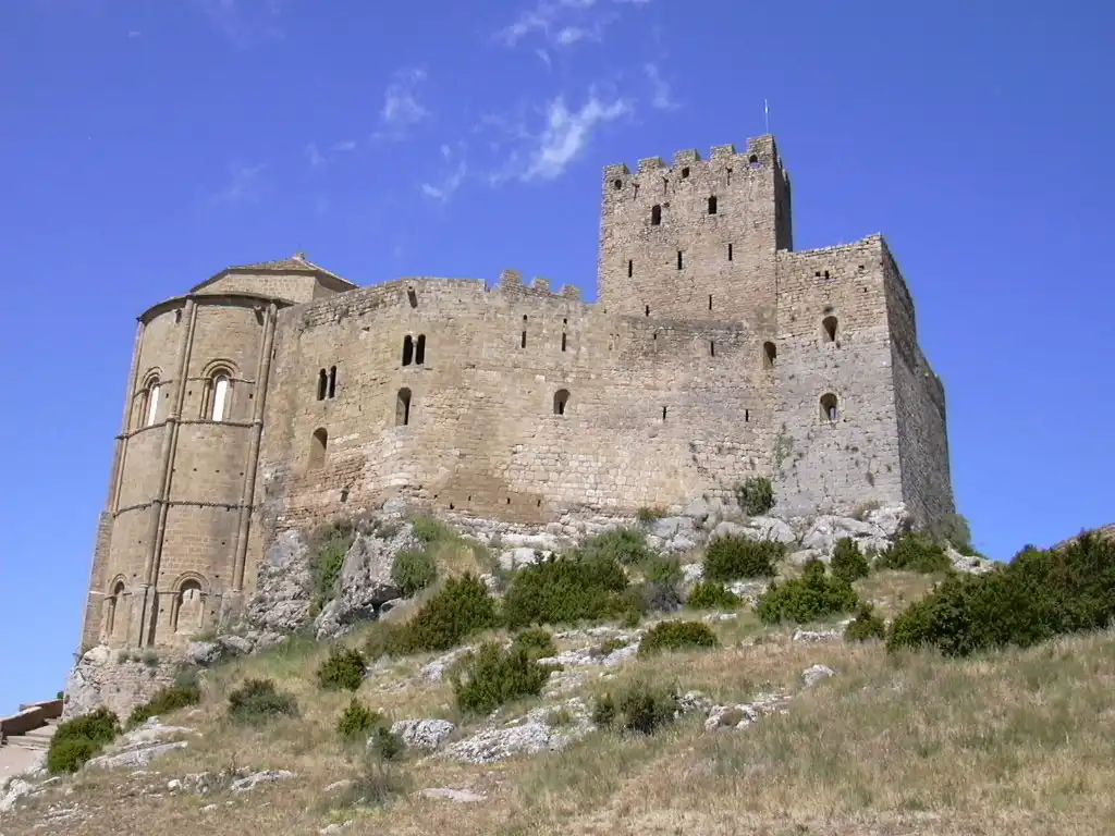 Castillo románico en la montaña.