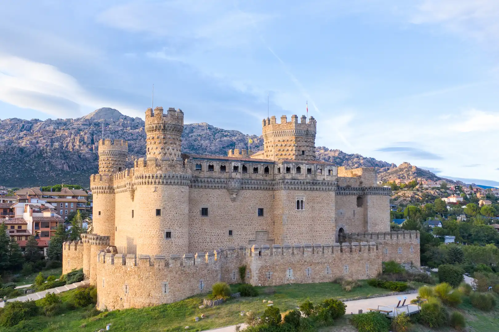 Castillo en perfecto estado al pie de la sierra.