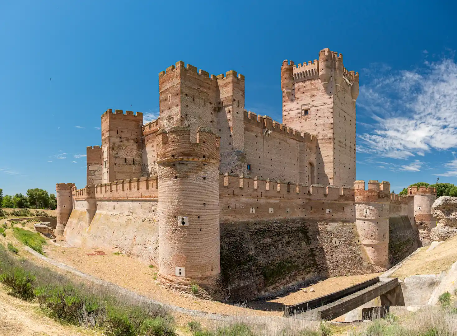 Castillo con gran foso defensivo.