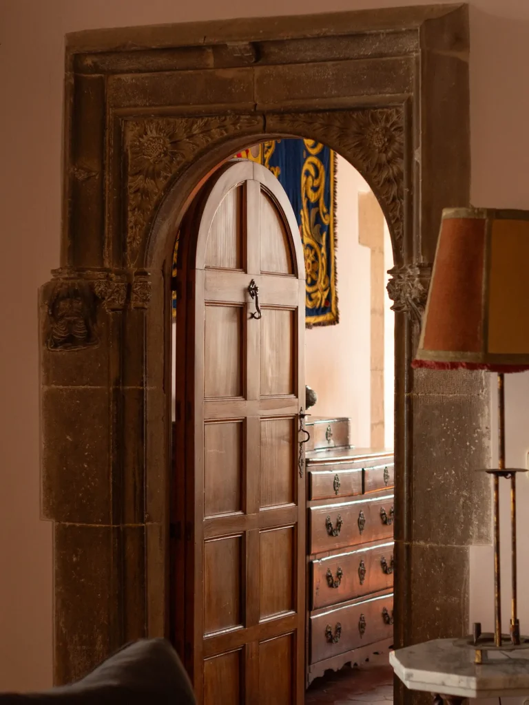 Puerta de madera maciza con arco de piedra en el Castell de Sant Mori