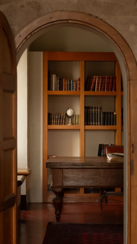 Biblioteca empotrada vista a través de un arco en el Castell de Sant Mori