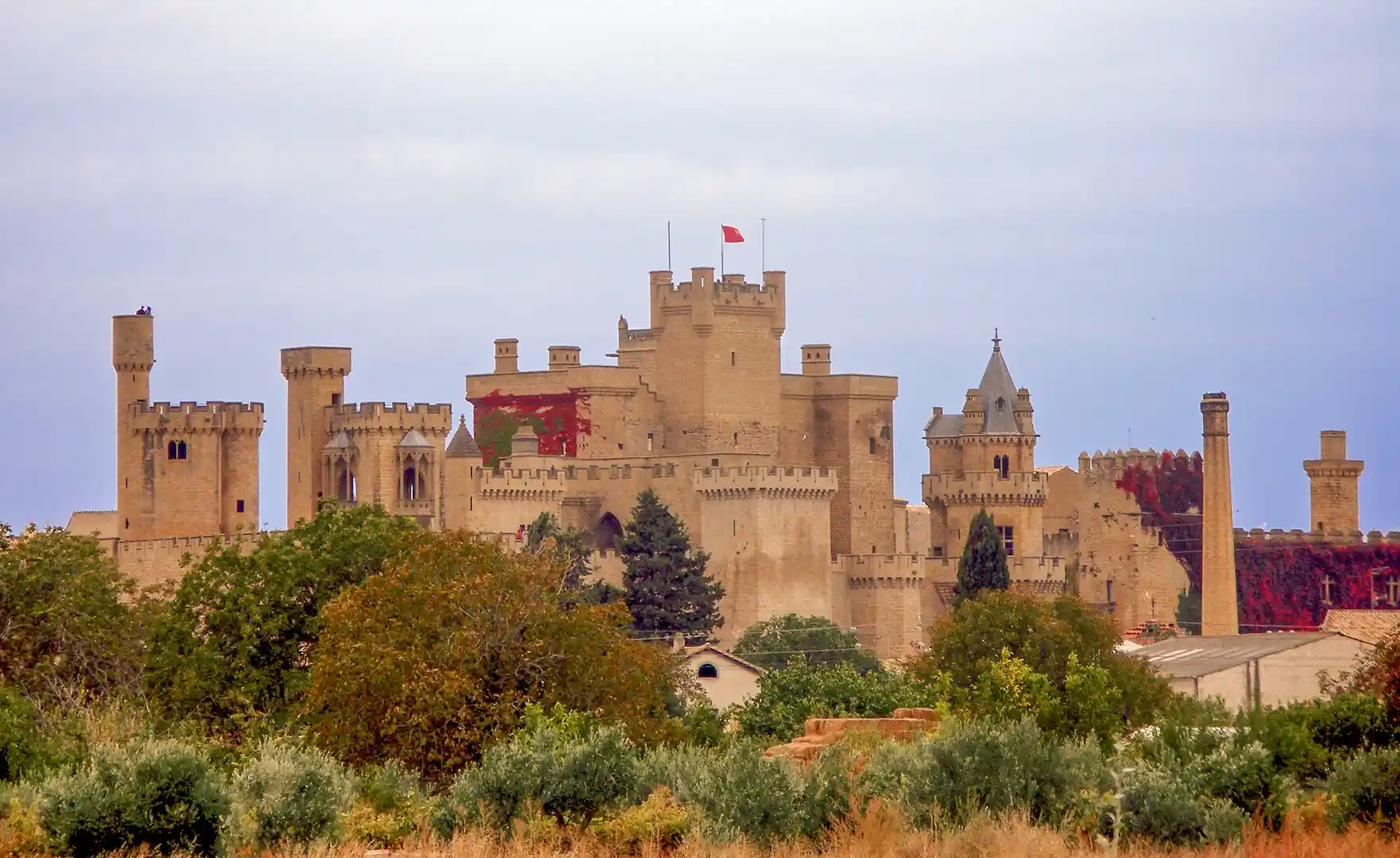 Palacio medieval de torres y almenas.