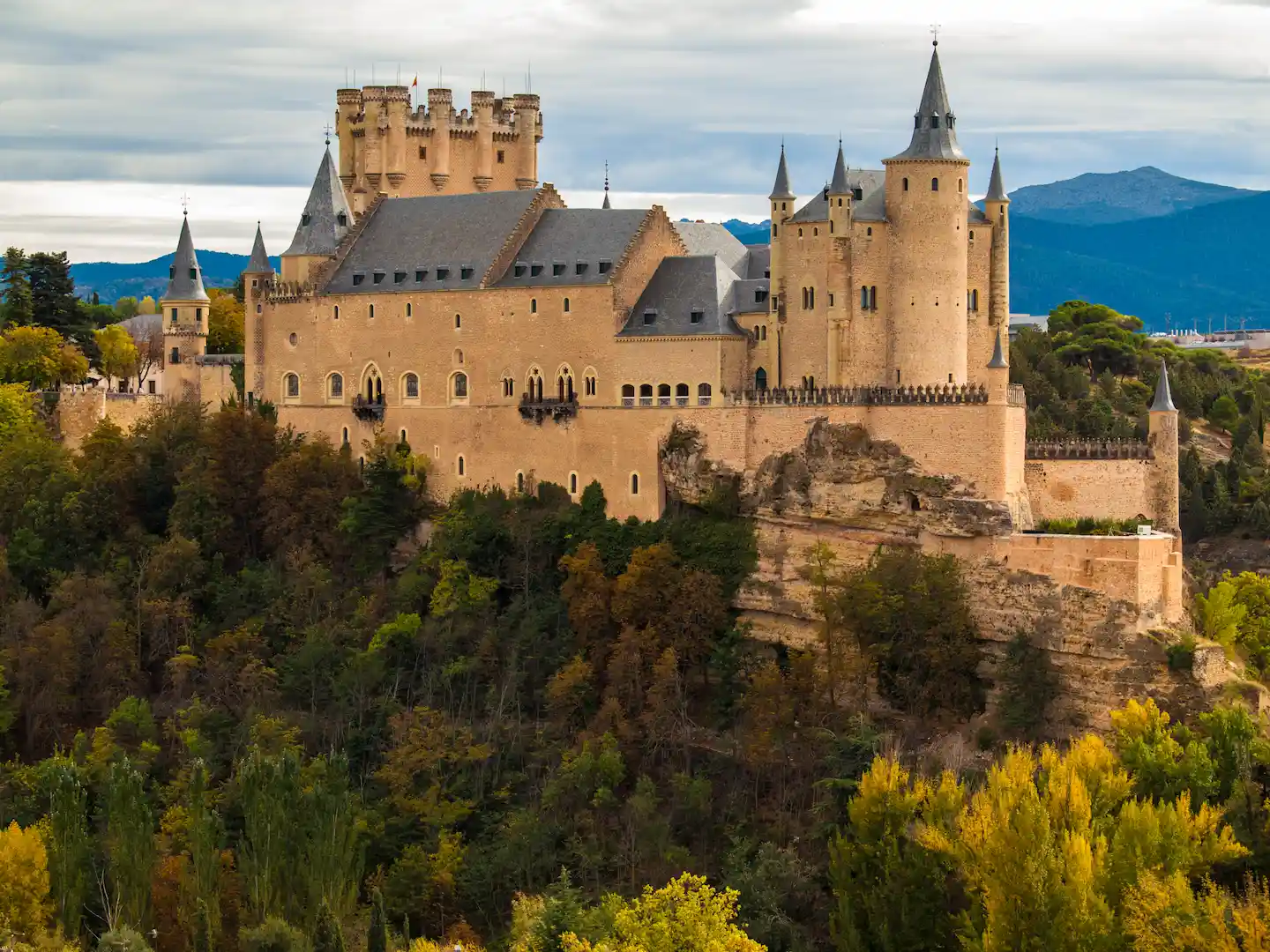 Castillo de cuento en lo alto de una roca.