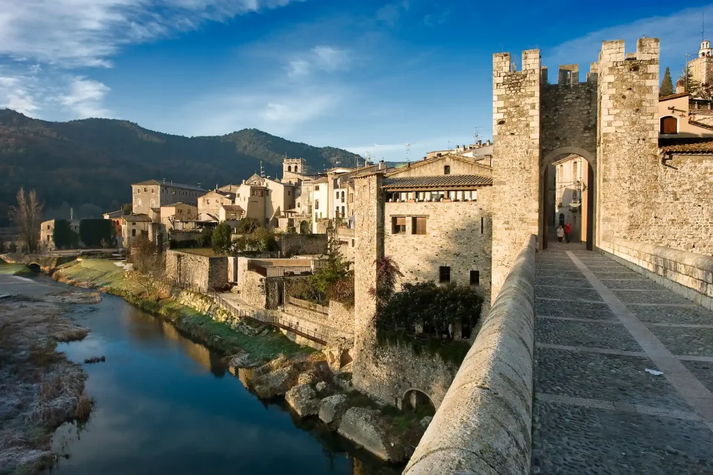 Puente medieval de Besalú sobre el río Fluvià