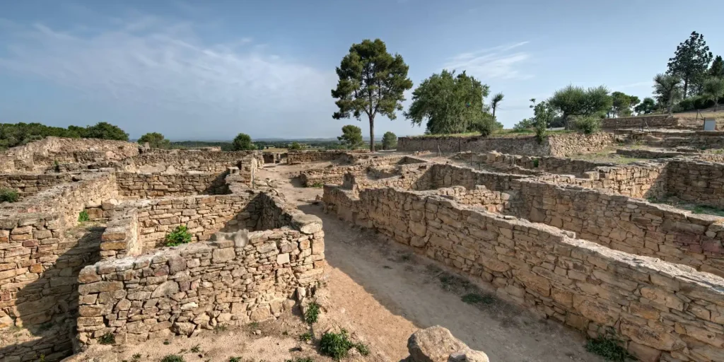 Yacimiento arqueológico íbero de Ullastret con murallas y calles excavadas
