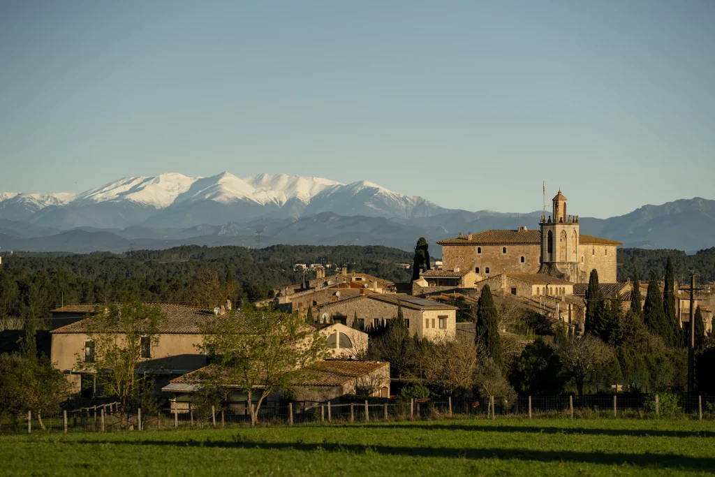 Vista panoràmica del Castell de Sant Mori amb els Pirineus de fons