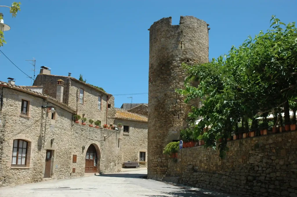 Torre medieval de defensa en el pueblo de Ullastret