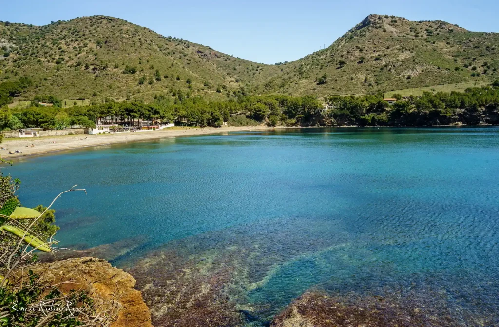 Aguas turquesas y entorno natural en Cala Montjoi, Cap de Creus