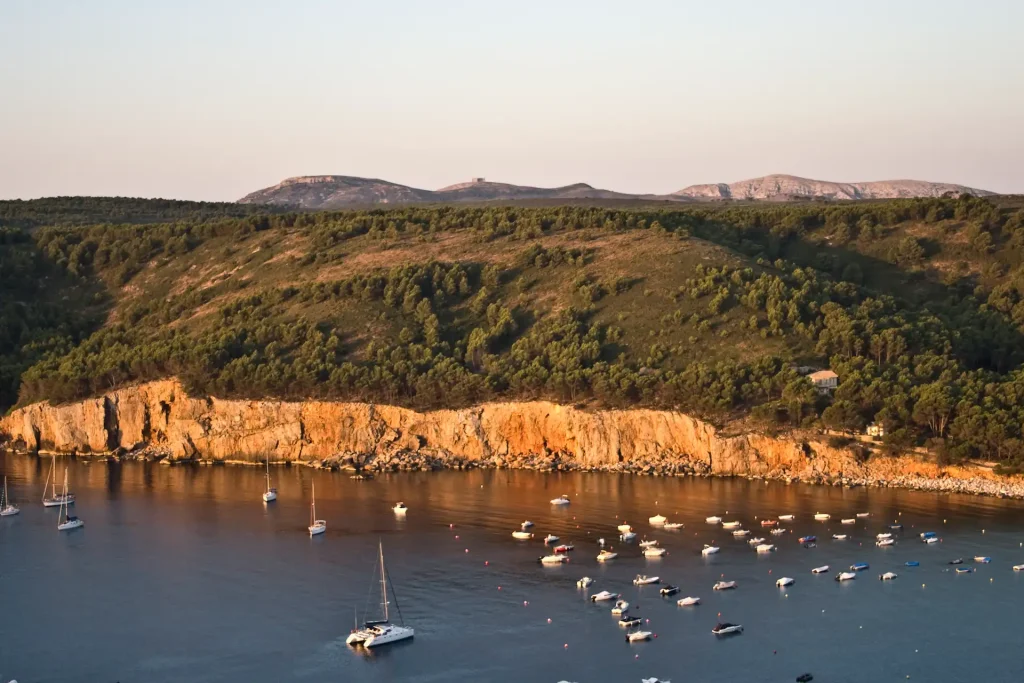 Vista panorámica de Cala Montgó en la Costa Brava con barcos fondeados, fotografía de Claudi Cervelló