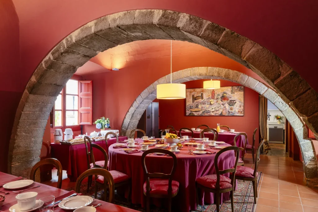 Menjador rústic amb arcada de pedra al Castell de Sant Mori