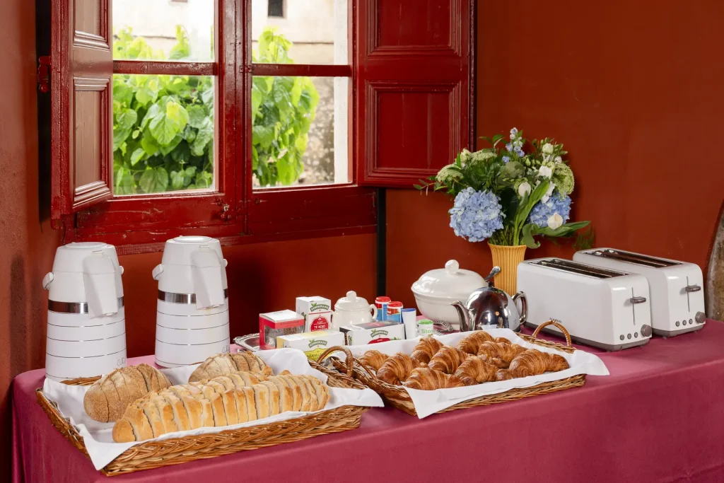 Esmorzar complet amb cafetera i pastes artesanes