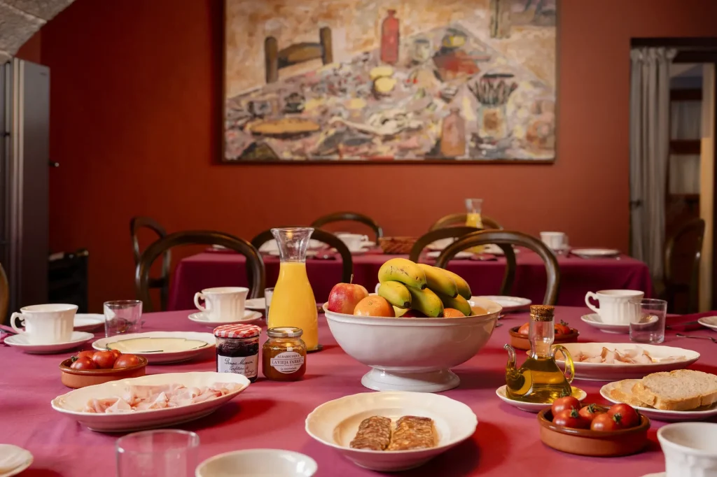 Taula d'esmorzar amb fruita, cafè i pastes