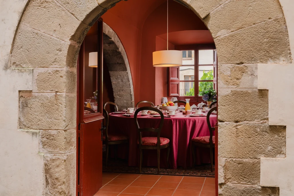 Comedor interior con decoración rústica.
