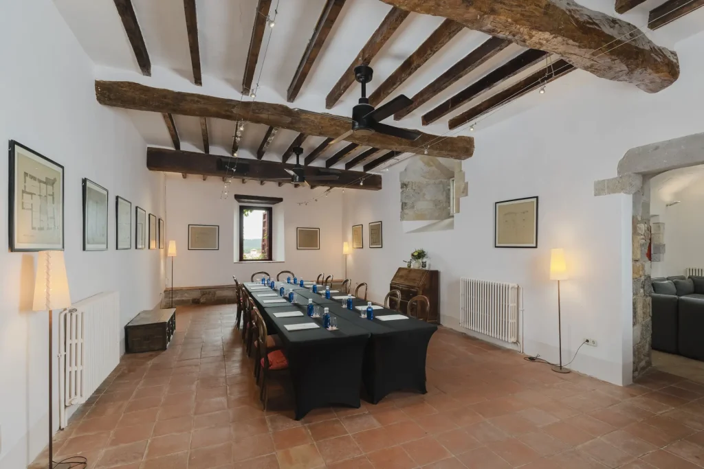 Sala de reunions amb bigues de fusta i llum natural