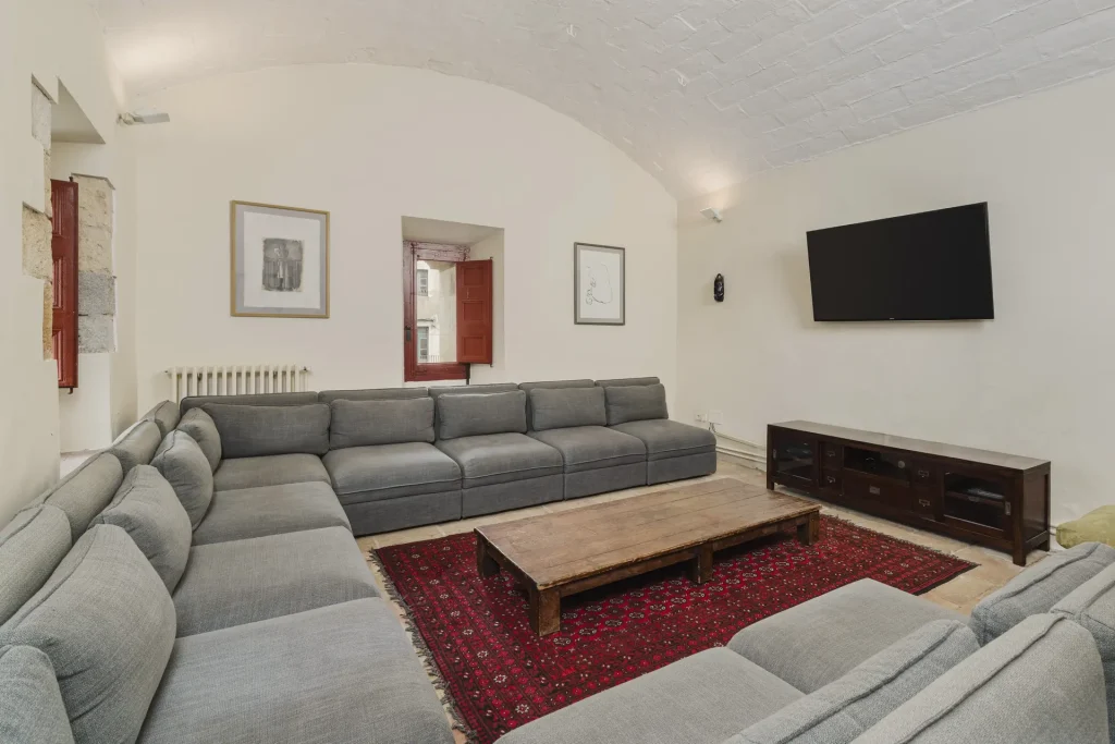 Saló amb sofà en L i pantalla plana