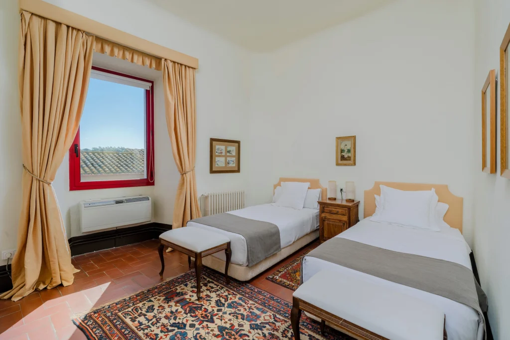 Habitación doble con dos camas individuales y ventanal