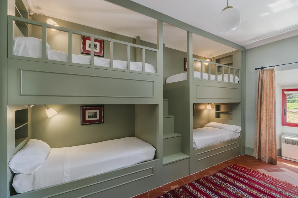 Dormitorio con literas dobles en madera verde