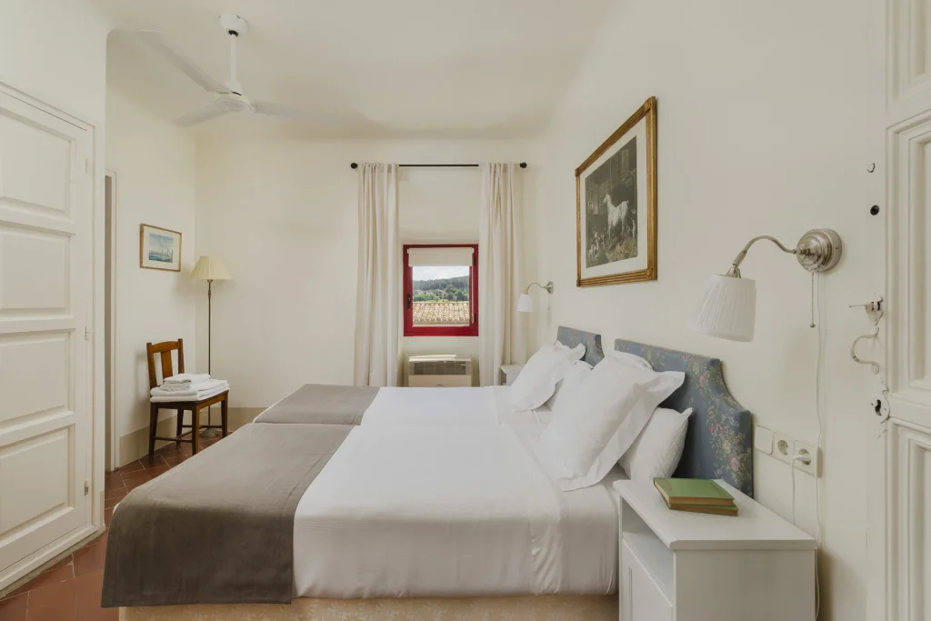 Dormitorio doble con decoración minimalista y cama grande