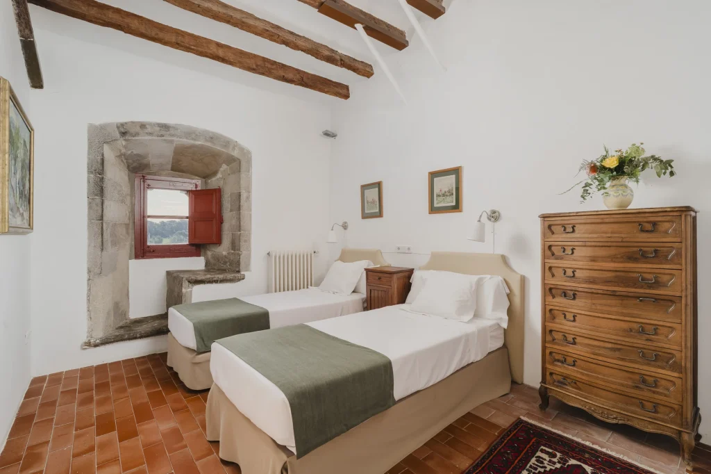 Dormitorio con cama individual y decoración rústica
