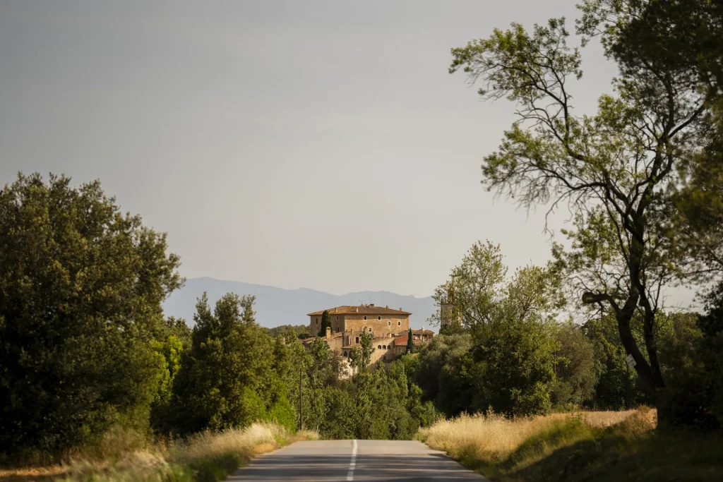 Entrada a Sant Mori por carretera rural.