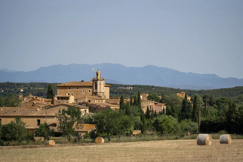 Vista del Castell de Sant Mori des dels camps
