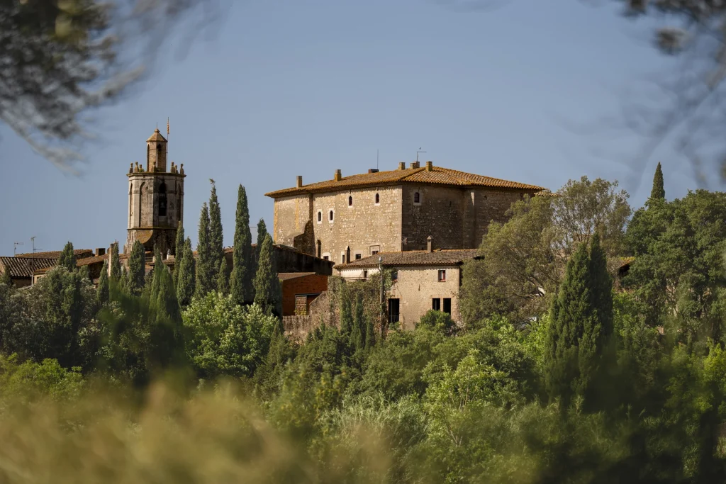 El pueblo medieval de Sant Mori entre árboles.