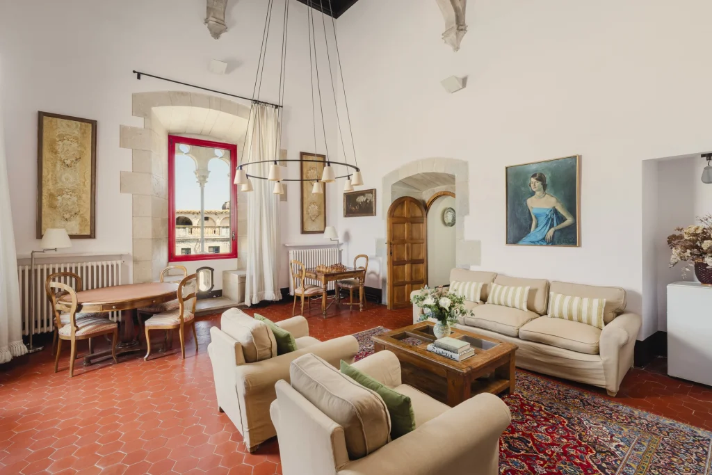 Sala señorial con elementos decorativos antiguos.