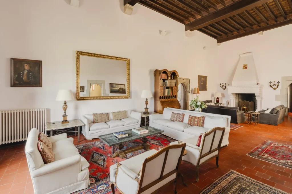 Sala elegant amb xemeneia i mobiliari antic
