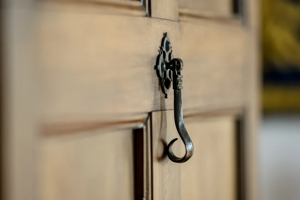 Cerradura forjada en puerta de madera