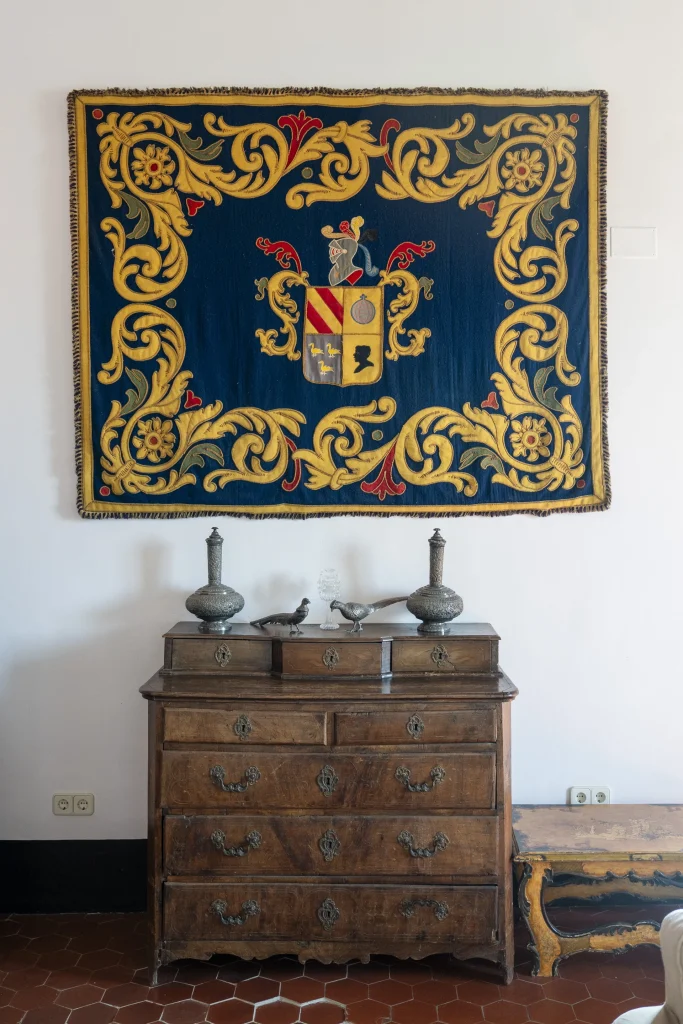 Tapiz histórico con escudo familiar.