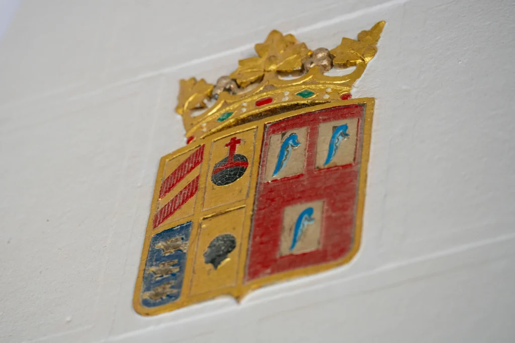 Detalle de escudo heráldico mural.