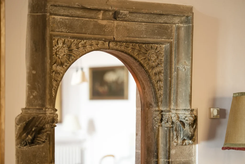 Detalle de puerta de piedra con arco gótico.