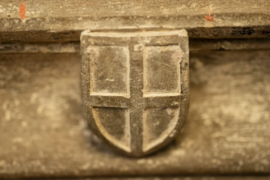 Escudo de armas esculpido en piedra.
