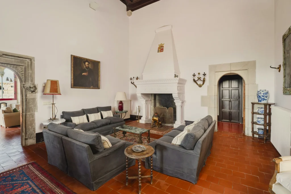 Sala con chimenea rústica y zona de descanso.