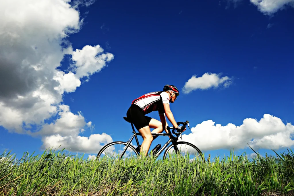 Ciclista en ruta por parajes naturales