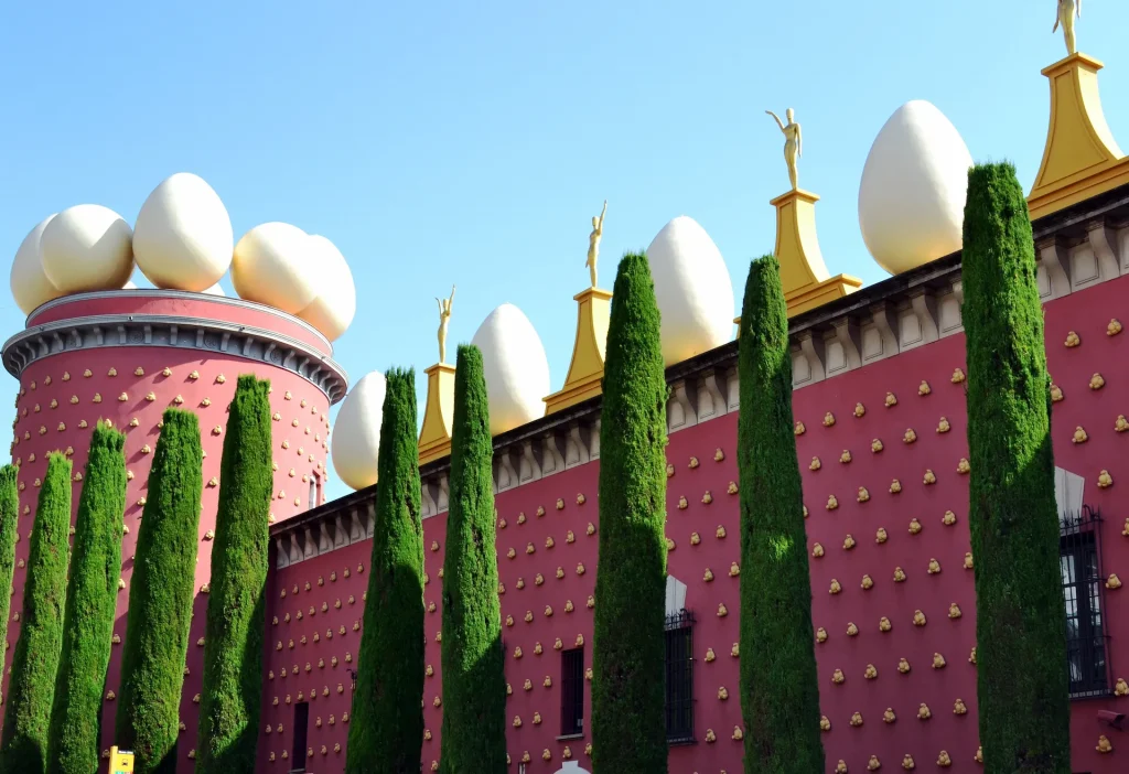 Fachada del Museo Dalí en Figueres