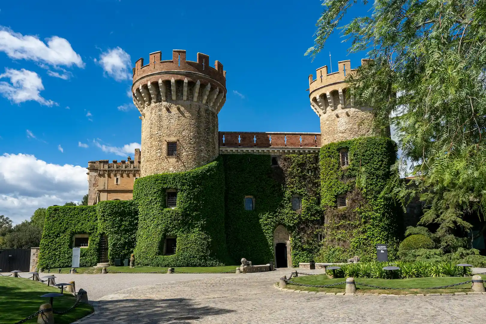 Castillo rodeado de jardines verdes.