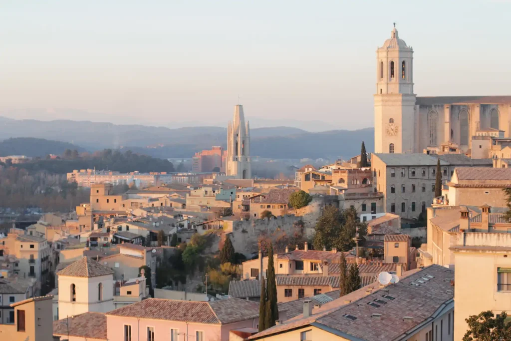 Vista panorámica del casco antiguo de Girona con la Catedral al fondo