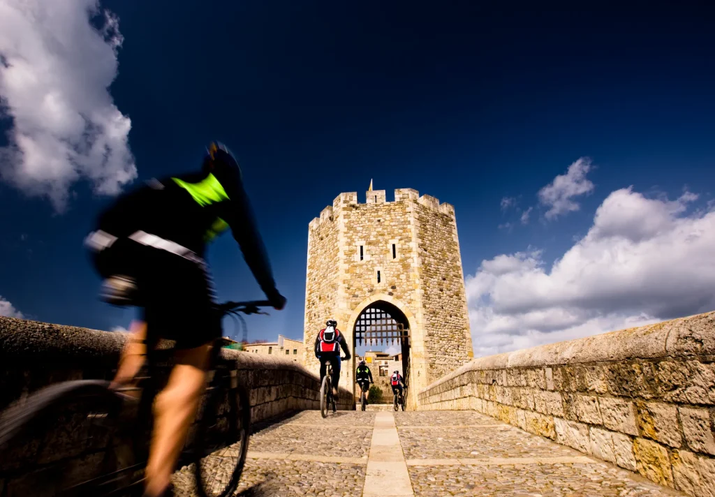 Ciclismo de montaña junto a un castillo medieval