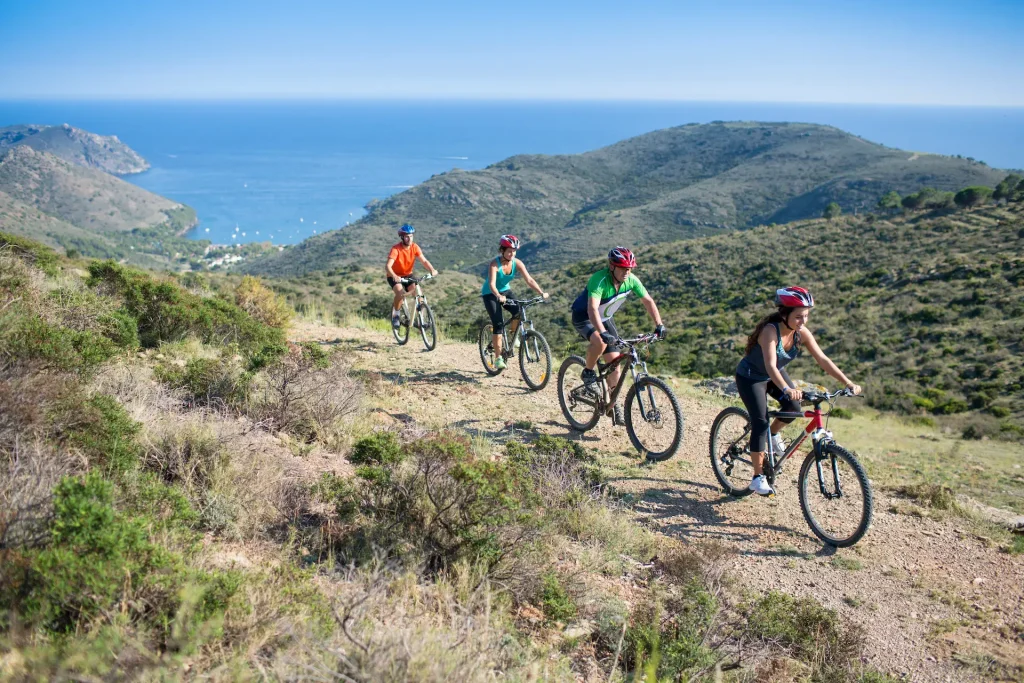 Grupo de ciclistas en ruta por caminos rurales