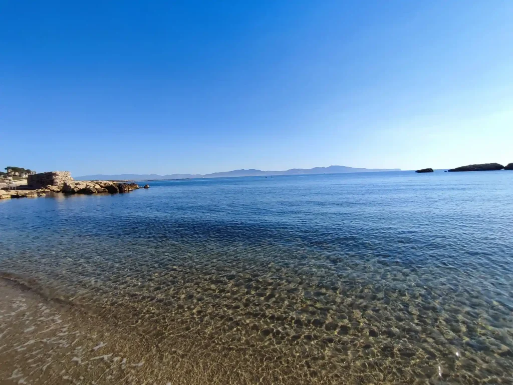 Playa de arena fina y aguas claras en L’Escala