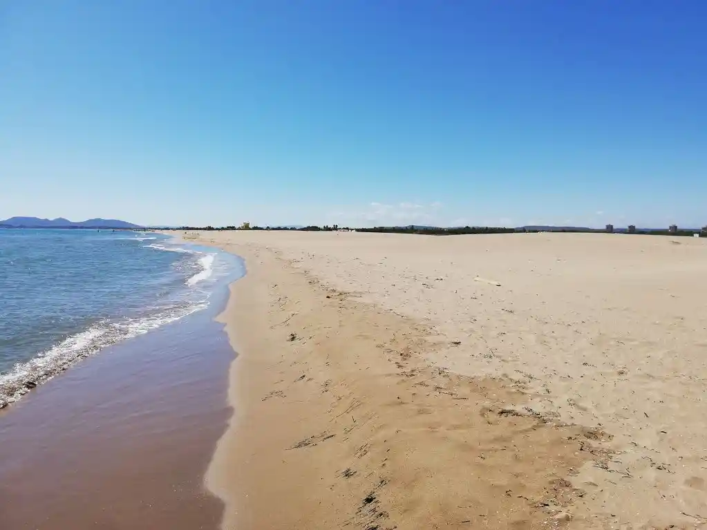 Playa amplia y virgen en Sant Pere Pescador